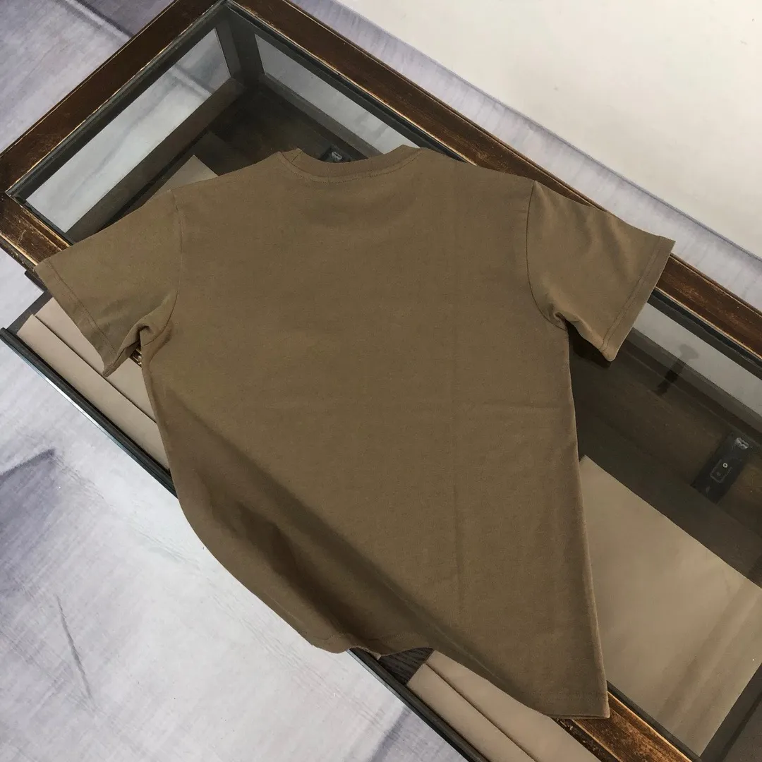 P150 A⭐️Stone Island Latest Couple Style Round Neck Short Sleeve Couple T-shirt ~ Spring and Summer New Product High Quality 🔥🔥Customized Unique Compass Logo Embroidery Logo Embellishment ~ Fashionable and Versatile Trendy Style Customized Imported Fabrics! Comfortable to wear, breathable, fashionable without losing personality, the upper body is casual and casual, handsome and stylish, showing the temperament of a big brand. All three standards are complete! ! Color: Black White Dark Gray Brown Size: SMLXLXXL
